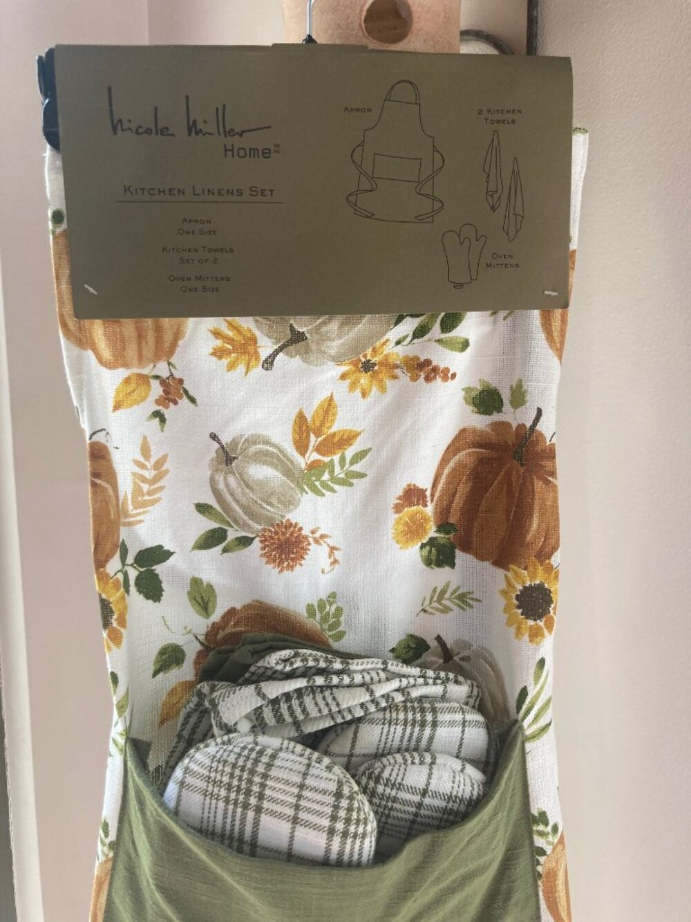 Nicole Miller Apron, Dish Towel & Oven Mitt Set